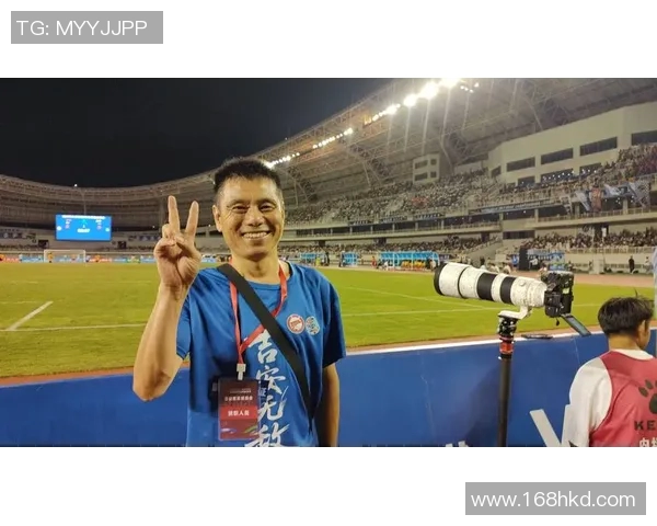 狂热球迷跨越山海只为寻找偶像球星圆梦绿茵场